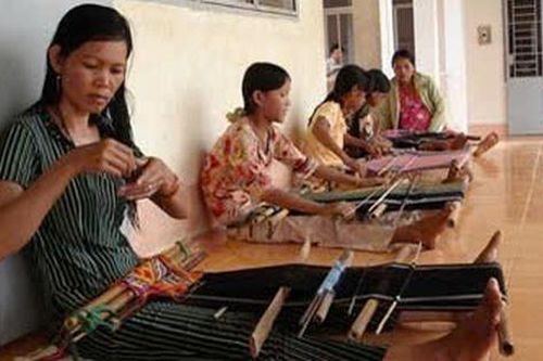 Giảm nghèo cho phụ nữ dân tộc thiểu số: Cần giải pháp thực chất và nhân lực chuyên sâu