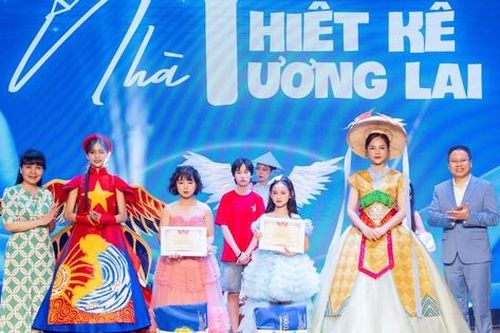 Nhà thiết kế nhí thể hiện tình yêu nước qua thời trang
