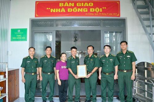 Bàn giao nhà đồng đội cho 2 cán bộ biên phòng