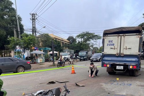 Va chạm với xe tải ở ngã tư Lâm nghiệp, nam thanh niên tử vong