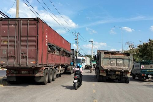 Cần sớm xử lý tình trạng chiếm dụng lòng đường vào chung cư Lamer