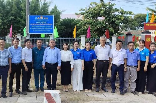 Xã Cam An khánh thành công trình 'Tuyến đường cờ Đảng, cờ Tổ quốc'