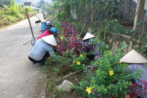 Phụ nữ xã Đạ Tẻh 2 chung tay làm sạch, đẹp đường làng, ngõ xóm