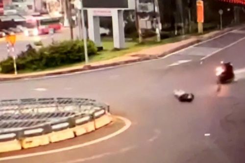 Lâm Đồng: Truy tìm xe chở máy xúc làm đứt dây cáp, gây tai nạn cho người đi xe máy