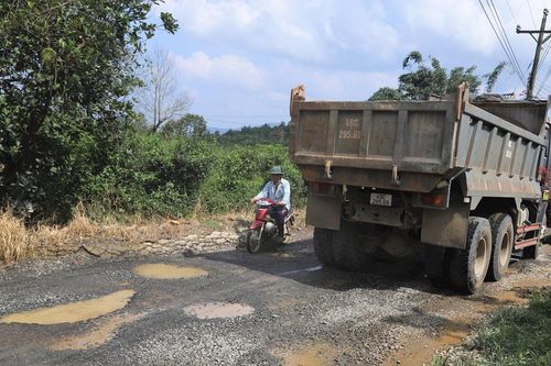 Lâm Đồng: Xe chở đá 'cày' nát đường tại xã Bảo Lâm 3