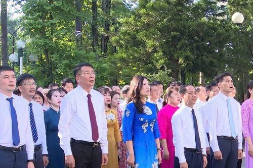 Lễ chào cờ đầu tháng và nghe kể chuyện về Bác Hồ