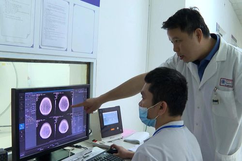 Học tập và làm theo Bác bằng tấm lòng người thầy thuốc