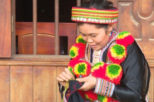 Giữ gìn hoa văn truyền thống người Dao Đỏ ở Bản Cuôn