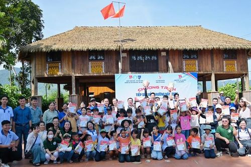 Tặng sách, xe đạp, nhu yếu phẩm cho học sinh xã Long Quảng