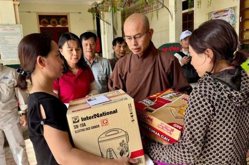 Chùa Đức Hậu và Phúc Thành (Nghệ An) trao quà đến bà con vùng lũ