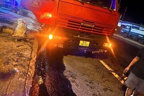 Xe chở dầu gặp sự cố khiến dầu loang trên quốc lộ 1 qua Khánh Hòa