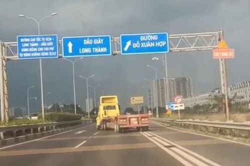 Xe đầu kéo lạng lách, đánh võng trên cao tốc TP.HCM - Long Thành - Dầu Giây