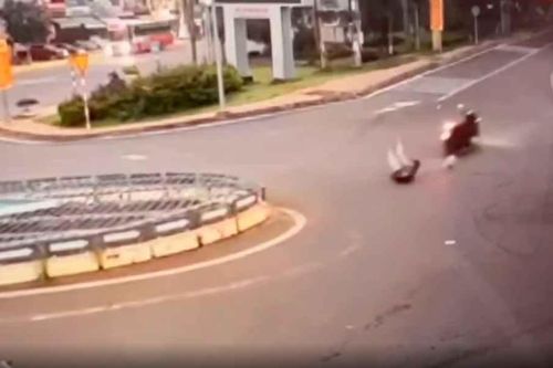 Ô tô tải kéo đứt cáp viễn thông, người đi xe máy vướng dây ngã văng xuống đường