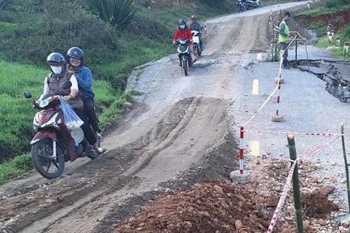Quốc lộ 40B qua Quảng Ngãi sụt lún nặng, vì sao?