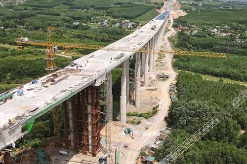 Công nhân đội nắng hoàn thiện cầu số 1 cao tốc Vũng Áng - Bùng