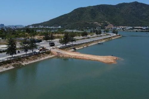 Xử phạt doanh nghiệp đổ đất lấp sông Quán Trường ở Nha Trang