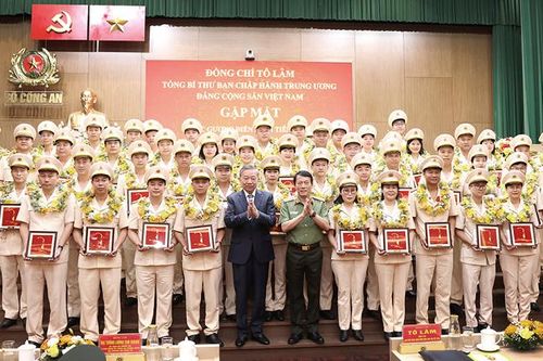 Tổng Bí thư: Đưa thi đua vào công việc hằng ngày, để từng CBCS đều có sáng kiến, hành động