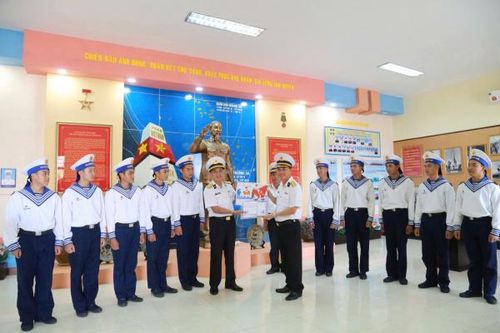 Trao hàng trăm lá thư của học sinh một trường tiểu học ở Hà Nội gửi bộ đội Trường Sa