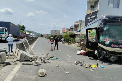 Đột ngột rẽ sang đường, hai người đi xe máy bị ô tô khách tông tử vong