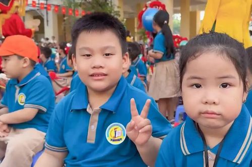 Học sinh lớp 1 háo hức ngày tựu trường