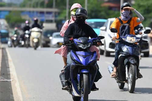 Hà Nội nắng nóng gay gắt, nhiệt độ vượt ngưỡng 40 độ