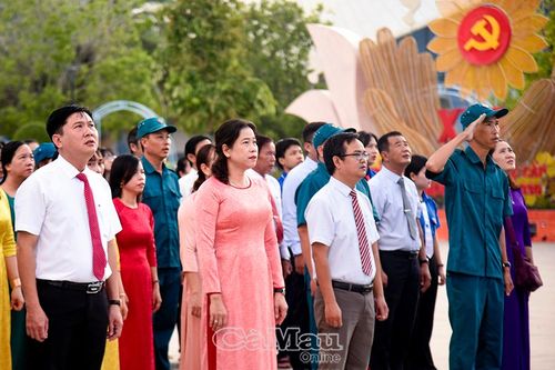 Lễ chào cờ đầu tiên tại Quảng trường Hùng Vương sau hợp nhất
