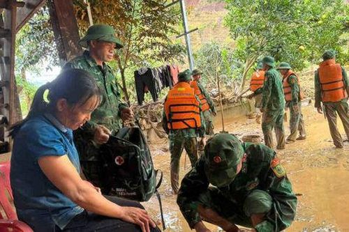 Bộ đội, công an vượt lũ cứu dân vùng biên Tây Bắc
