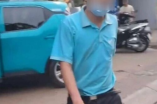 Taxi tông sập tường nhà dân, tài xế cầm dao đi quanh hiện trường để làm gì?