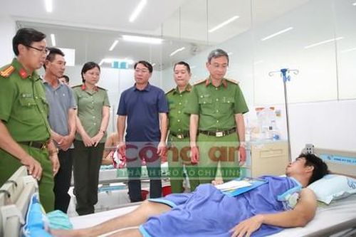 Lãnh đạo Công an TPHCM thăm, động viên cán bộ bị tai nạn khi làm nhiệm vụ giữ bình yên Thành phố