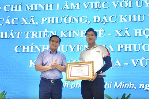 Chủ tịch TP.HCM tặng bằng khen cho 'người hùng' cứu bé gái đuối nước