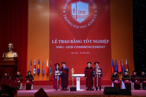 Trường Đại học Kinh tế trao bằng tốt nghiệp cho 1.500 cử nhân, thạc sĩ, tiến sĩ