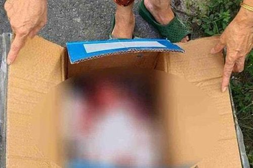 Đôi nam nữ cãi nhau rồi bỏ rơi trẻ sơ sinh trong thùng giấy ở bên đường