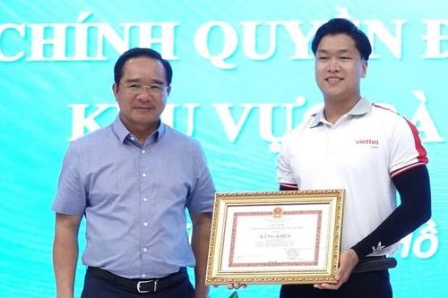 Tặng bằng khen cho chàng trai cứu bé gái đuối nước dưới hồ bơi ở Vũng Tàu