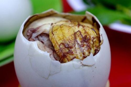 8 cách phân biệt trứng vịt lộn già và non