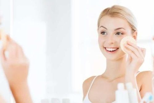 Có nên tẩy trang cho làn da dầu, mụn không?