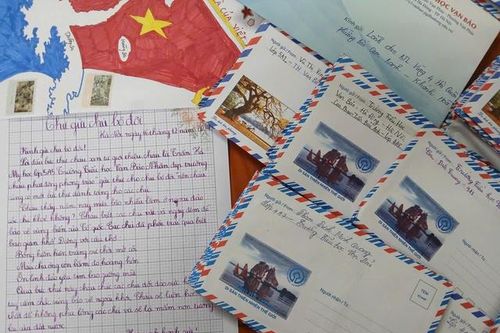 Hàng trăm lá thư tay của học sinh gửi tới quân và dân Trường Sa