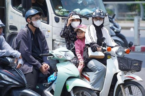 Chiều nay khí áp xuống rất thấp, cảm giác ngột ngạt đỉnh điểm