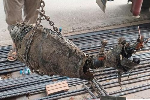 Hốt hoảng vì tưởng đào được bom giữa phố Khương Trung, sự thật khiến ai cũng bất ngờ