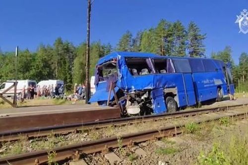Nga: Xe buýt chở 36 hành khách va chạm với tàu hàng