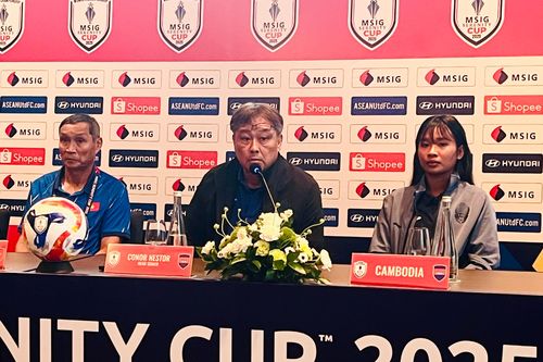 HLV Campuchia: 'Lần đầu trong đời tôi dẫn cả tuyển nam và nữ quốc gia...'