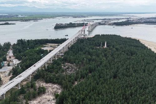 Trên công trường cầu vượt cửa biển Thuận An trước ngày thông xe kỹ thuật