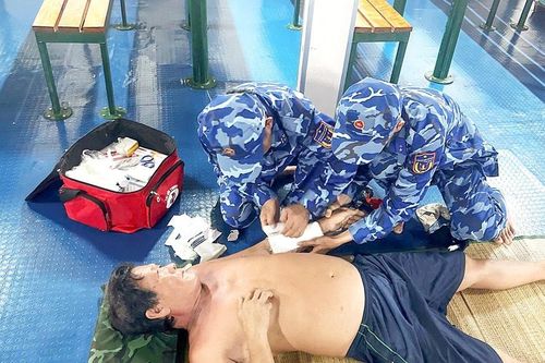 Hỗ trợ kịp thời ngư dân gặn nạn trên biển