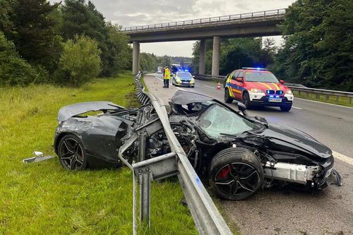 Siêu xe McLaren 720S biến dạng trên Autobahn, tài xế thoát chết