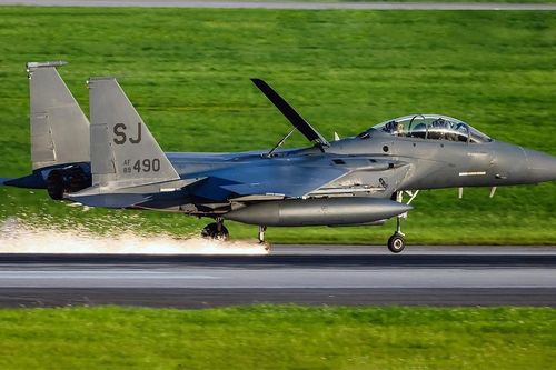 Tiêm kích F-15 Mỹ tóe lửa khi hạ cánh