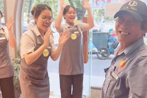Bảo vệ tiệm bánh bất ngờ khi được bí mật tổ chức sinh nhật