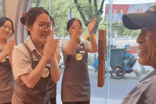 3 triệu lượt xem clip bảo vệ tiệm bánh được bí mật tổ chức sinh nhật