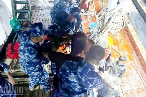 Cảnh sát biển cứu ngư dân bị gãy xương cẳng tay