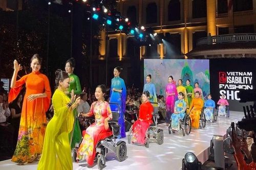 Vẻ đẹp của ý chí tỏa sáng trên sàn diễn thời trang