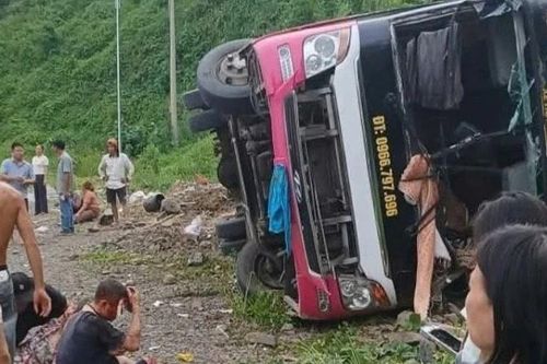Phú Thọ: Lật xe ô-tô khách ở dốc Cun, một người tử vong