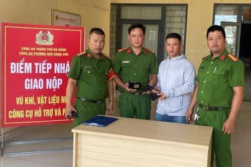 Người dân giao nộp khẩu súng ngắn và 5 viên đạn nhặt được ở bãi rác